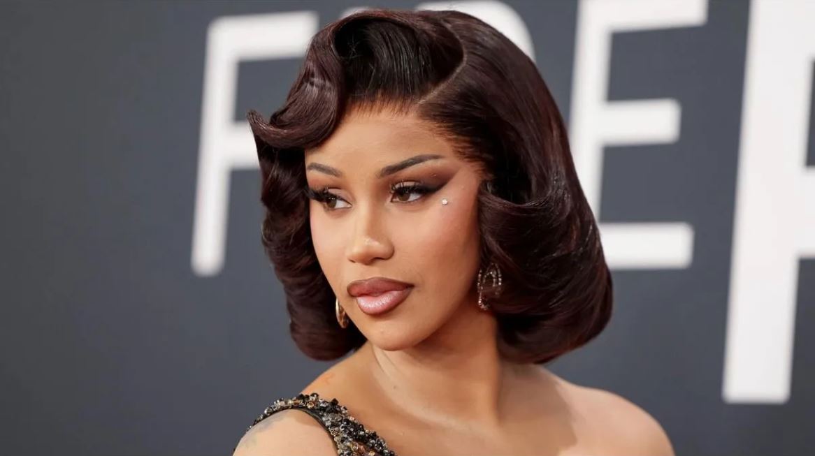 Cardi B, la invitada favorita de aficionados para acompañar a Bad Bunny en el Super Bowl