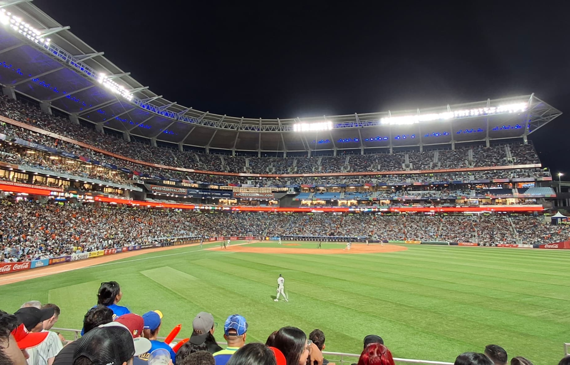 Las tribunas repletas del Estadio Monumental el domingo 10 de noviembre en el clásico Magallanes-Caracas. Foto: Cortesía