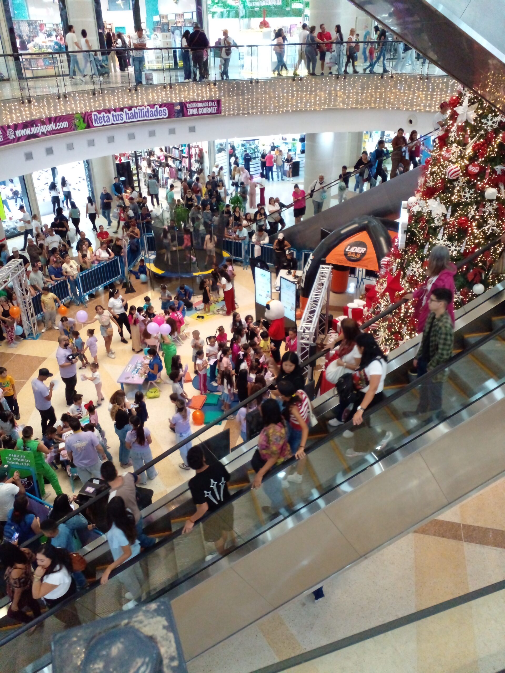 Decoraciones alusivas a la Navidad ya adornan los centros comerciales.
Foto Cortesía