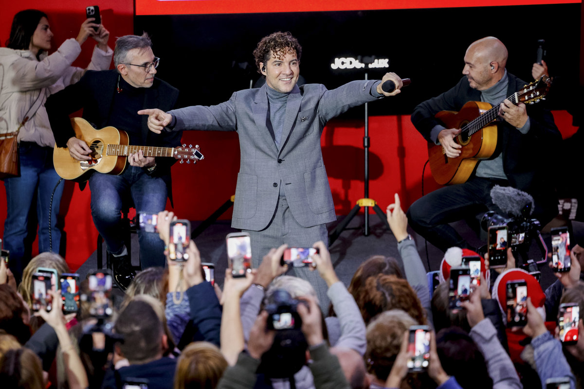 David Bisbal a chanté dans le métro de Madrid pour inaugurer le « Train de Noël »
