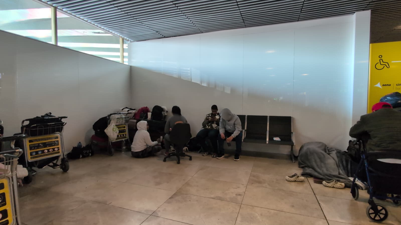 The drama of Venezuelans stranded in Madrid is increasing: they will not be able to sleep at the airport