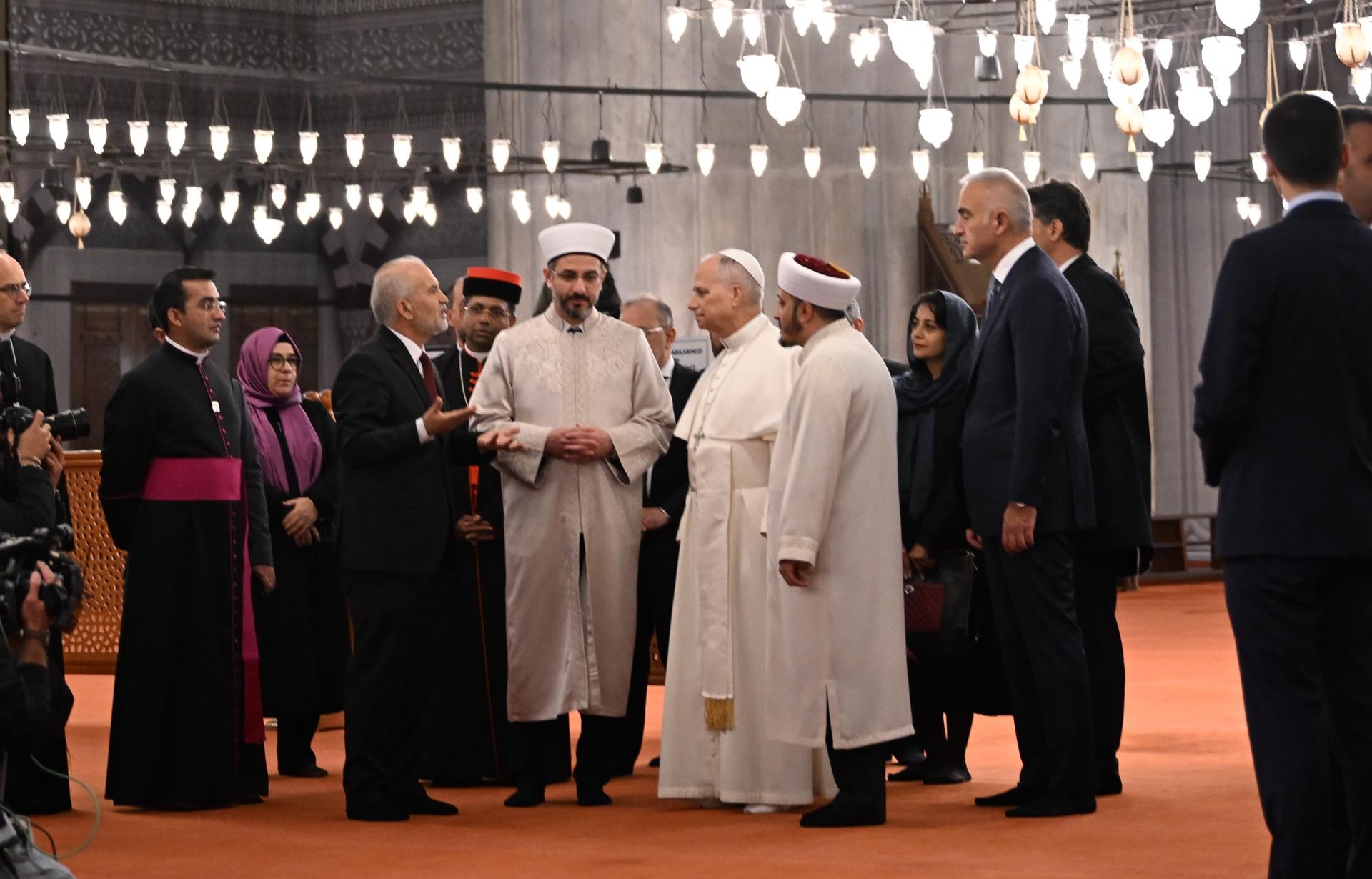 Papa León XIV entró a la Mezquita Azul de Estambul y rompe la tradición al no rezar