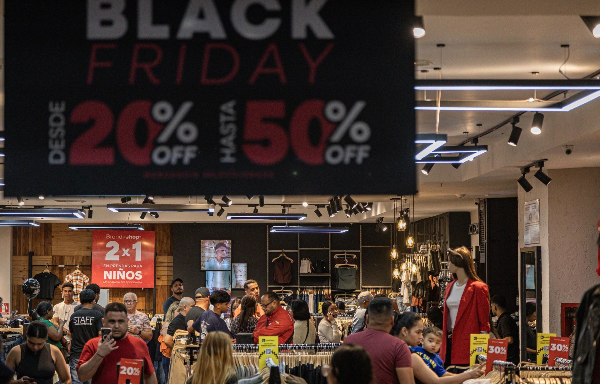 People visit a commercial establishment during Black Friday this Friday, in Maracaibo. Photo: EFE