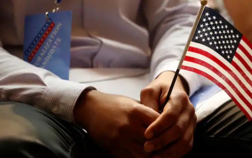 Las nuevas 'green cards' en EE UU caen a la mitad y 