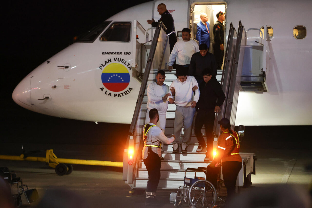 Más de 100 migrantes llegan a Venezuela en un vuelo de repatriación desde Miami