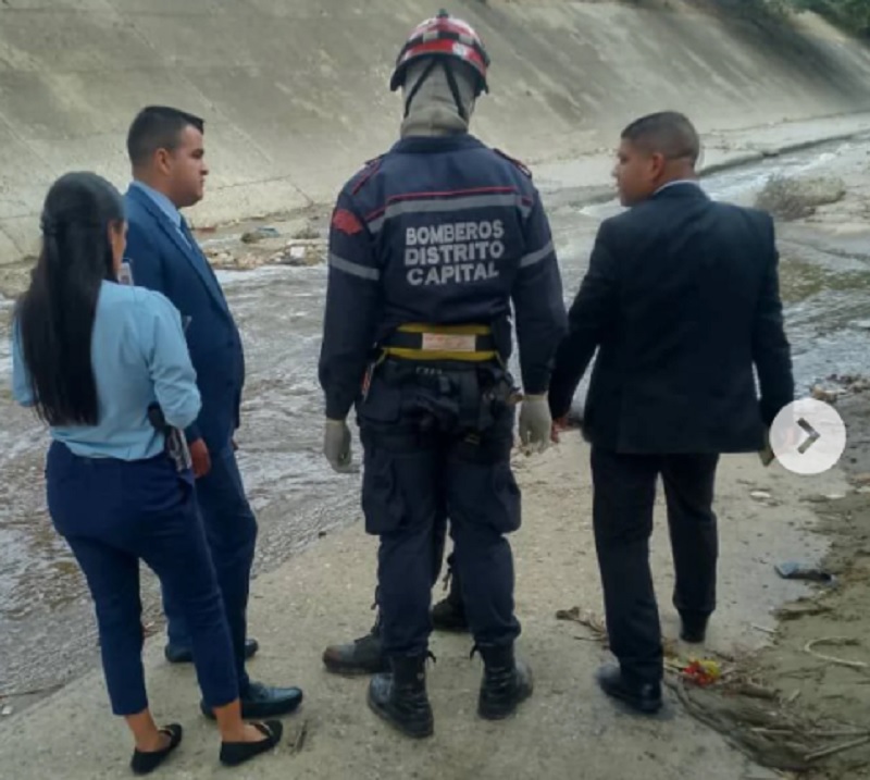 They find a body on the banks of the Guaire near the UCAB firefighters