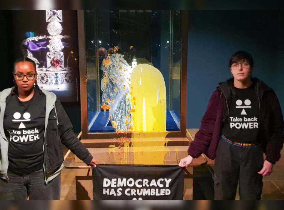 Detuvieron a cuatro personas por lanzar comida contra una vitrina que protege las joyas de la corona británica Detuvieron a cuatro personas por lanzar comida contra una vitrina que protege las joyas de la corona británica