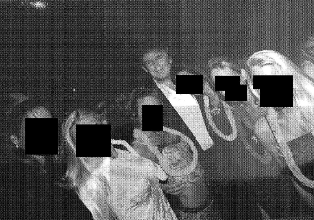 Las fotos de Donald Trump rodeado de mujeres en la mansión de Jeffrey Epstein que publicaron los demócratas