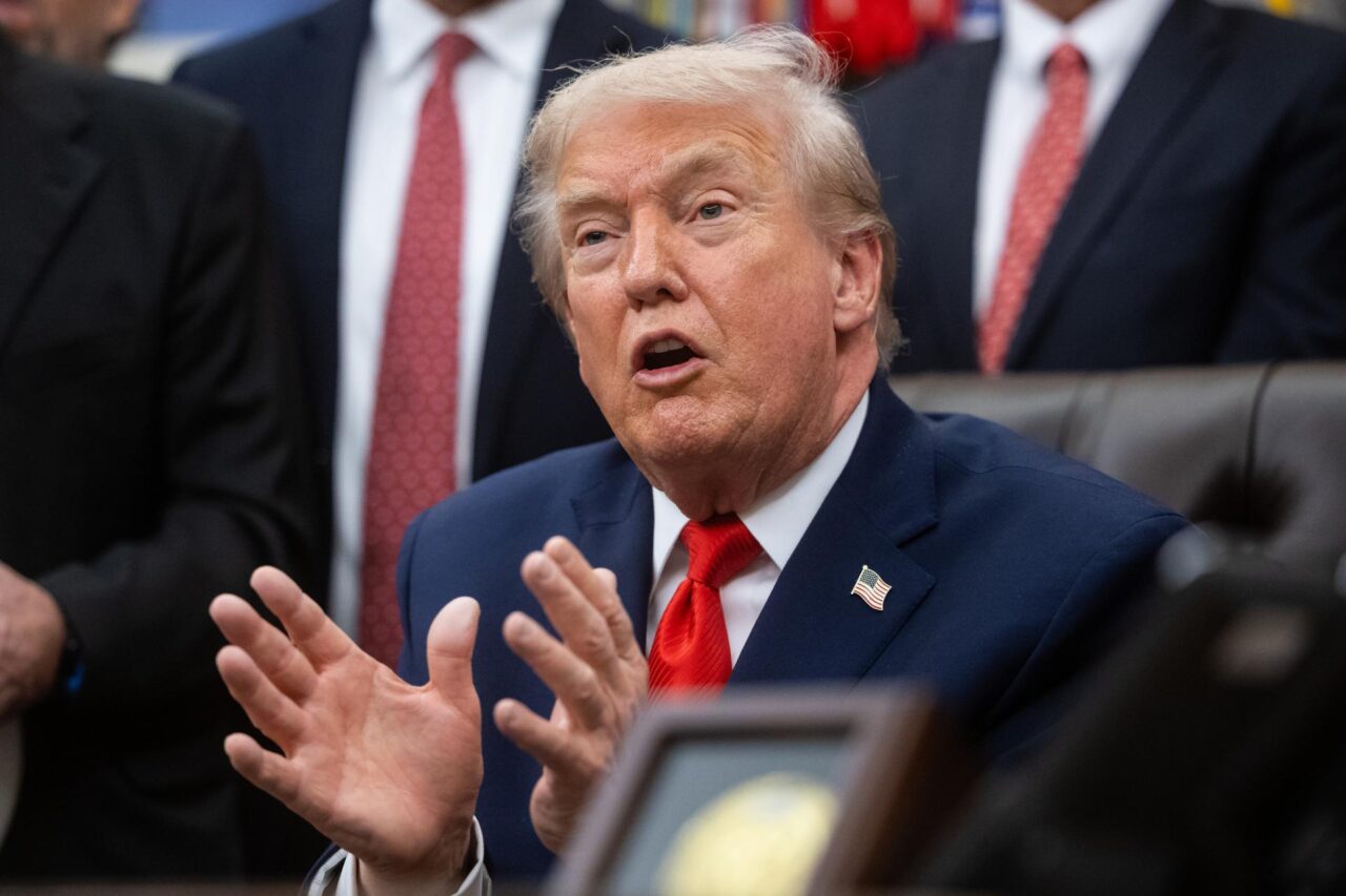 Trump downplays new photos with Epstein released by Congress: "They are not a big deal"