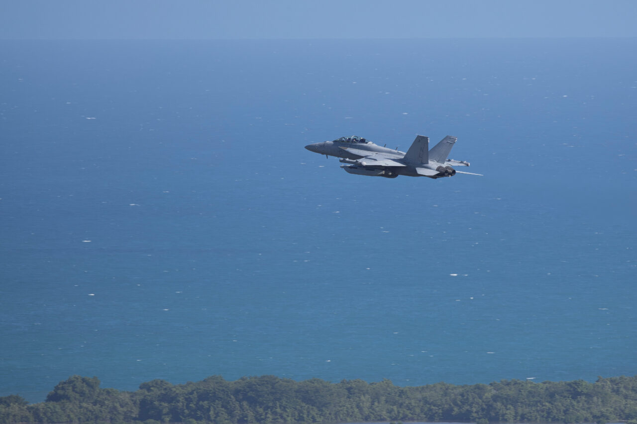 Un avión EA-18G Growler de la Armada de EE. UU. despega de la antigua base naval de Roosevelt Roads en Ceiba
