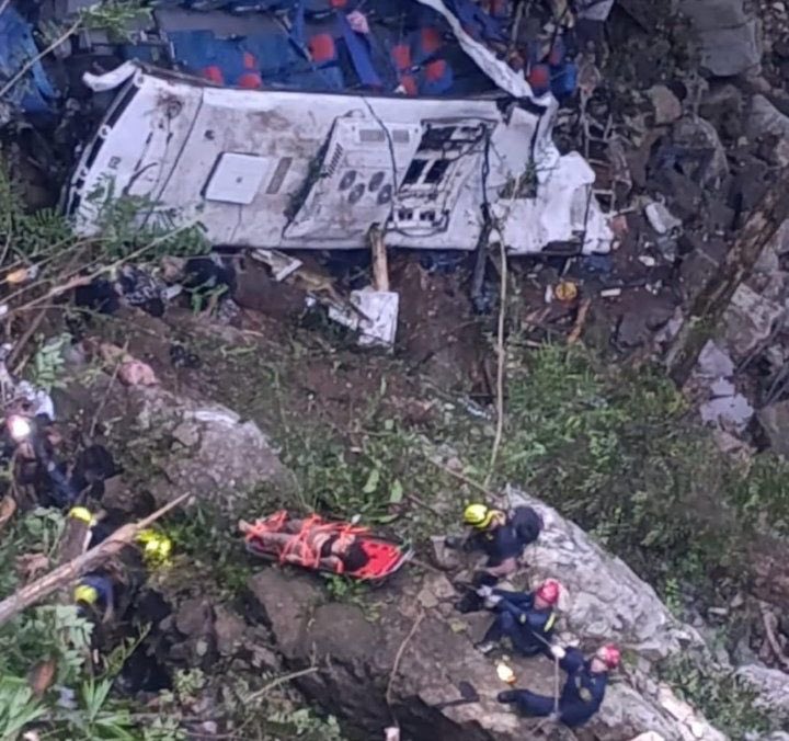 Tragedia en Colombia: autobús escolar se despeña y deja más de diez muertos en excursión a Medellín