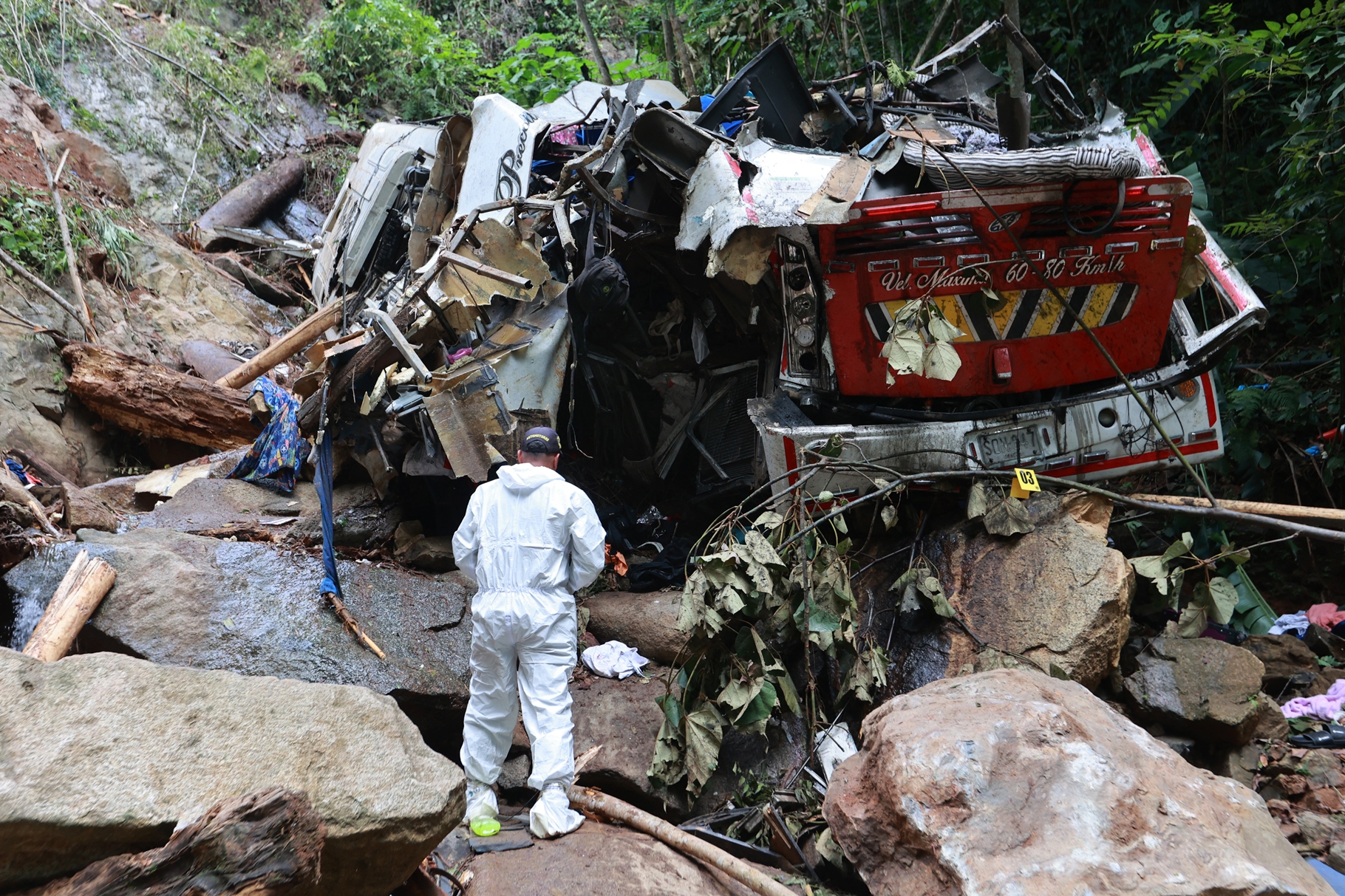 Tragedia en Colombia: Autobús con estudiantes se despeña en un abismo, dejando al menos 16 muertos