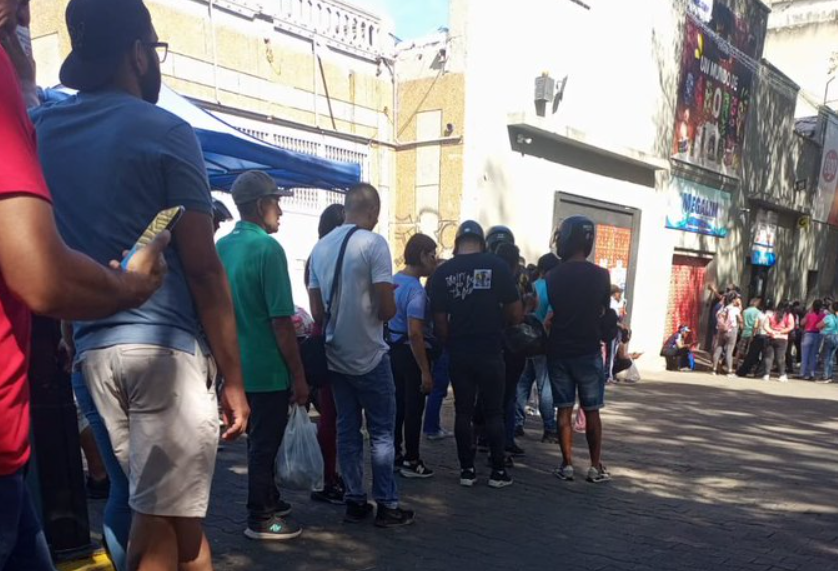 Caracas amanece con largas colas para buscar comida en medio de la preocupación e incertidumbre