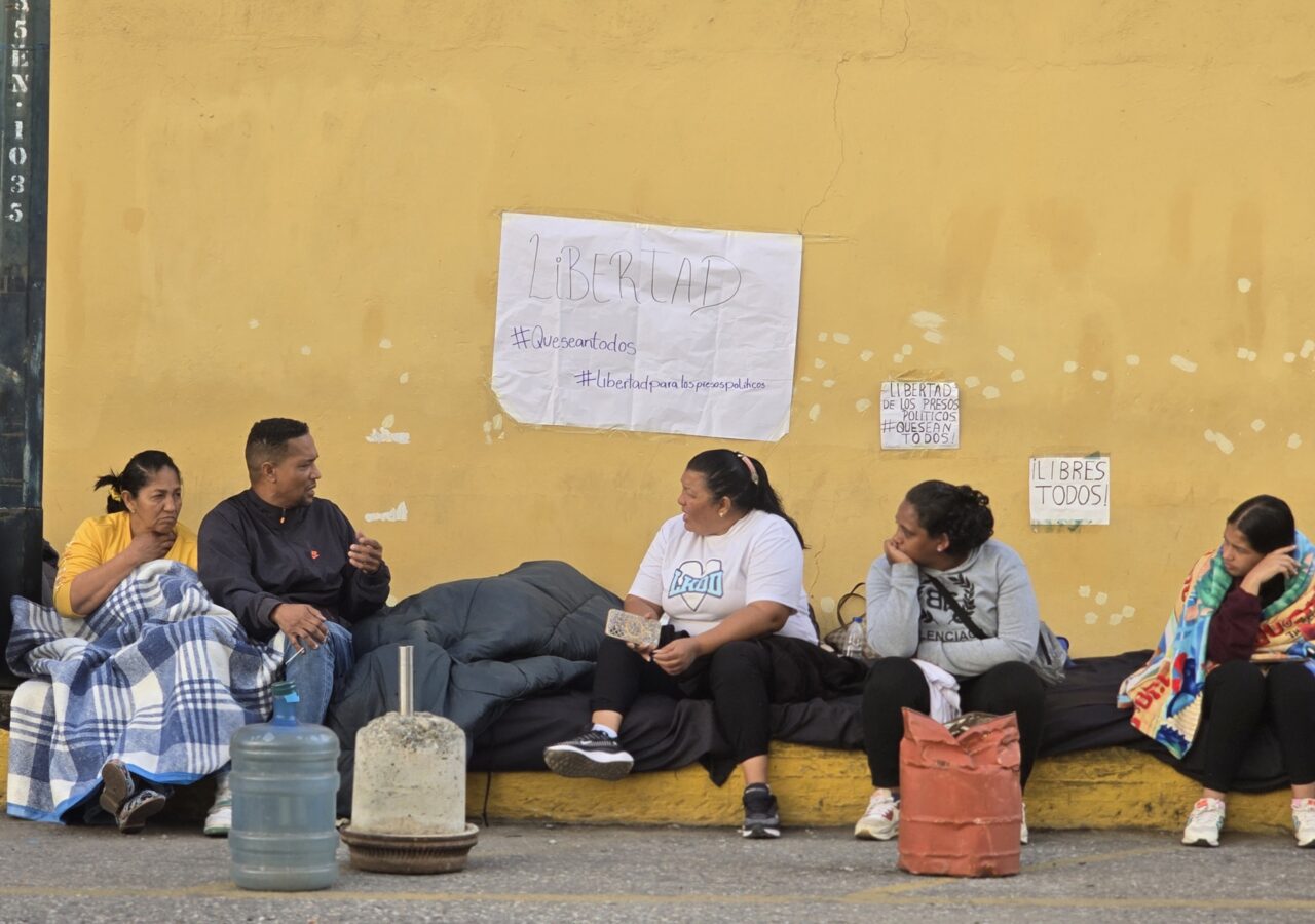 Relatives of political prisoners in Zone 7 continue waiting while fear grows that releases will stop