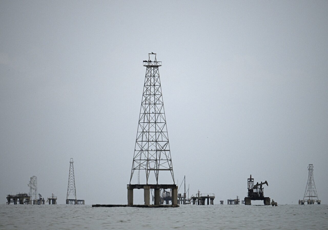 Trump evalúa usar contratistas militares privados para proteger activos petroleros en Venezuela