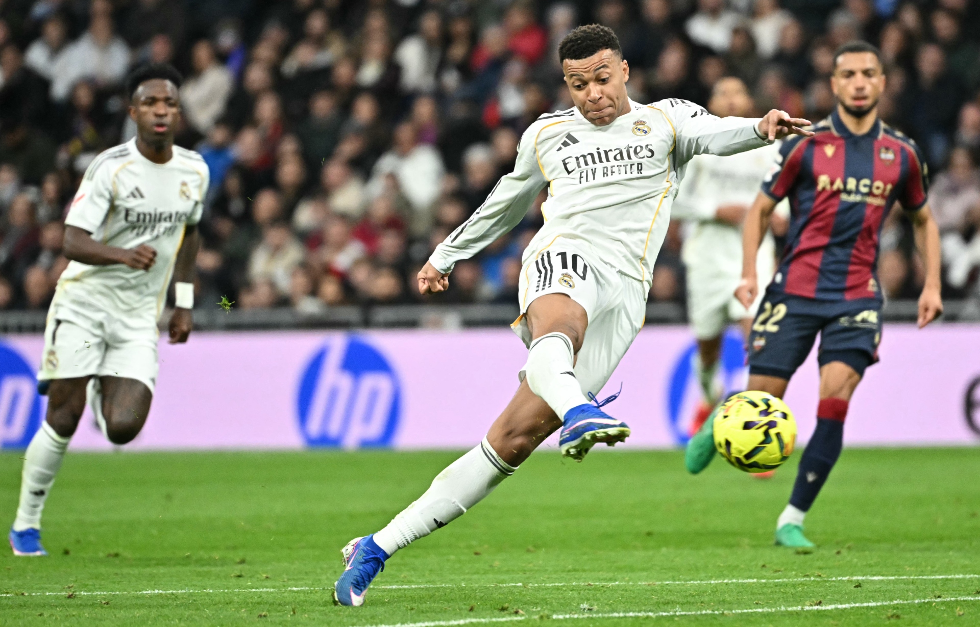 El Real Madrid vence al Levante en un partido marcado por los silbidos ...