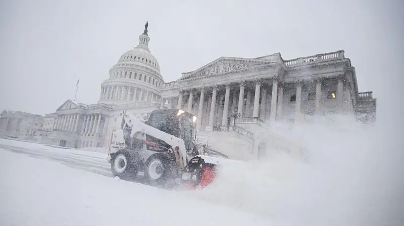 «Es una especie de asedio ártico»: la potente tormenta de nieve y hielo que afecta a gran parte de EE.UU. deja al menos 20 muertos