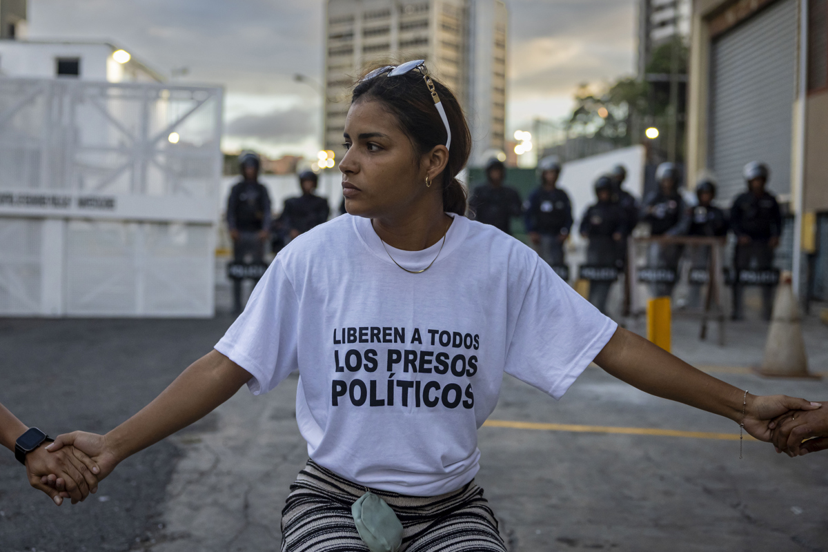 Relatives of political prisoners demand to be received by police authorities in Caracas