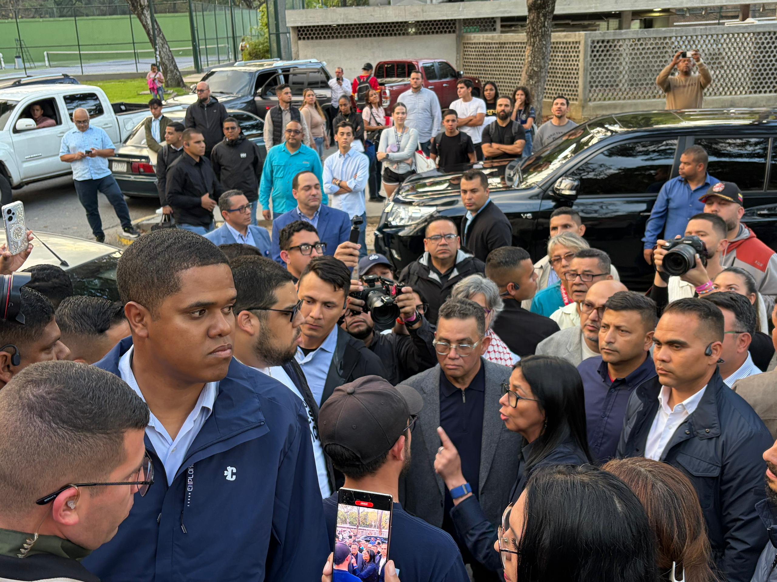 Ucevistas confrontan a Delcy Rodríguez y piden libertad para los presos políticos