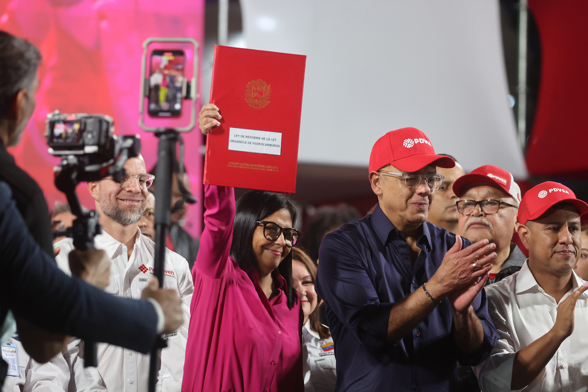 Derogada la nacionalización y la soberanía petrolera