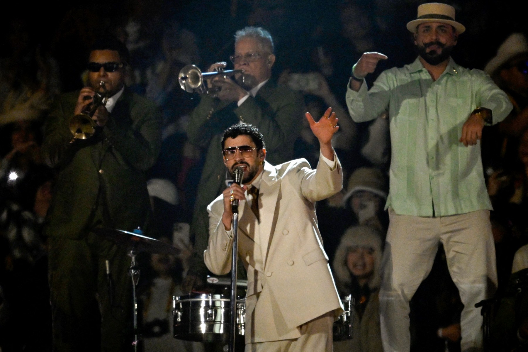 Bad Bunny, a un paso de hacer historia en los Grammy y en el Super Bowl