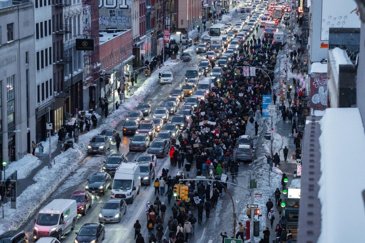 Miles recorren las calles de Nueva York en día de apoyo nacional a Mineápolis