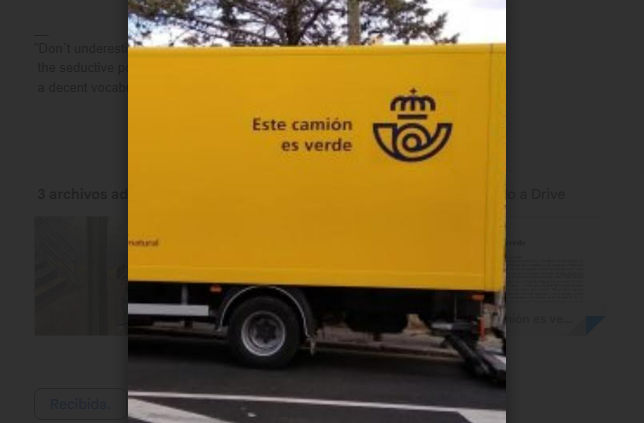 Este camión es verde