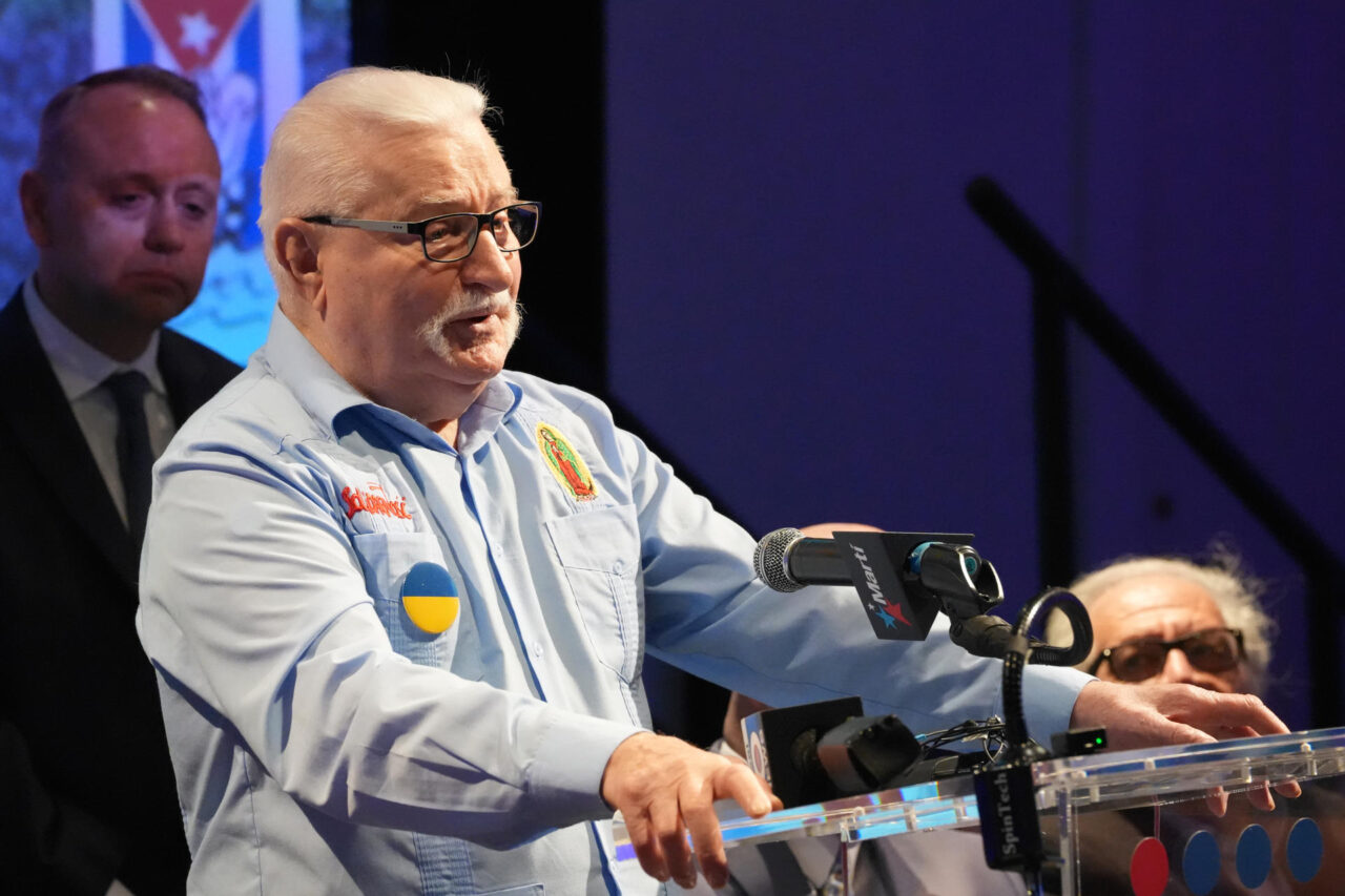 El nobel Lech Walesa pide a cubanos "aprovechar" a Trump pero avisa que "no los liberará"