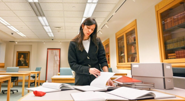 La profesora Irina Troconis examina los libros de contabilidad de TodoSomos en Cornell. Crédito de la imagen: José Beduya