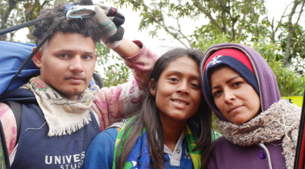 Migrantes exhaustos caminando por la carretera desde Cúcuta. Crédito de la imagen: Steve Hide