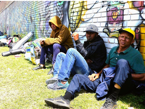Migrantes venezolanos descansando en Bogotá tras cruzar Colombia a pie. Crédito de la imagen: Steve Hide