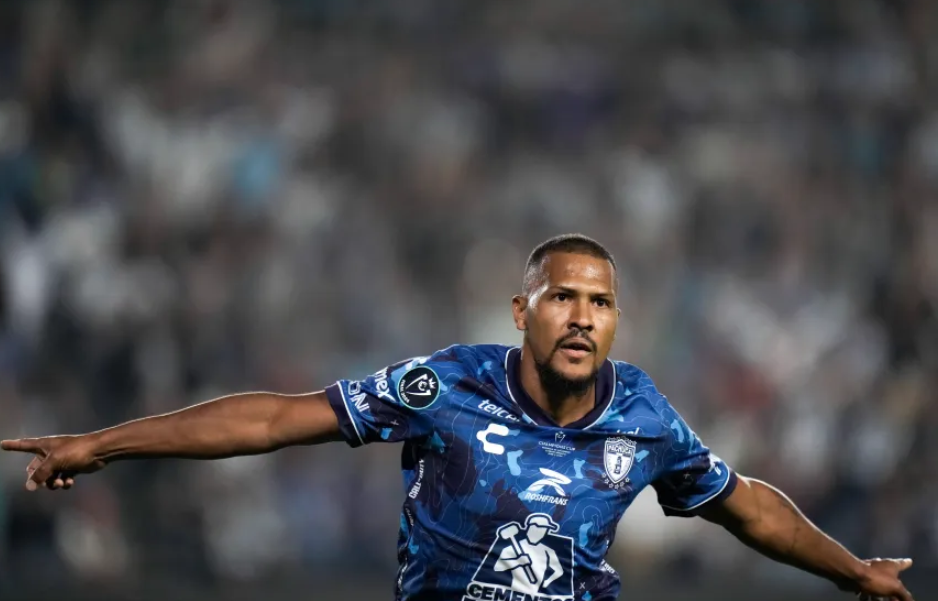 Salomón Rondón anota su tercer gol del año en la victoria del Pachuca