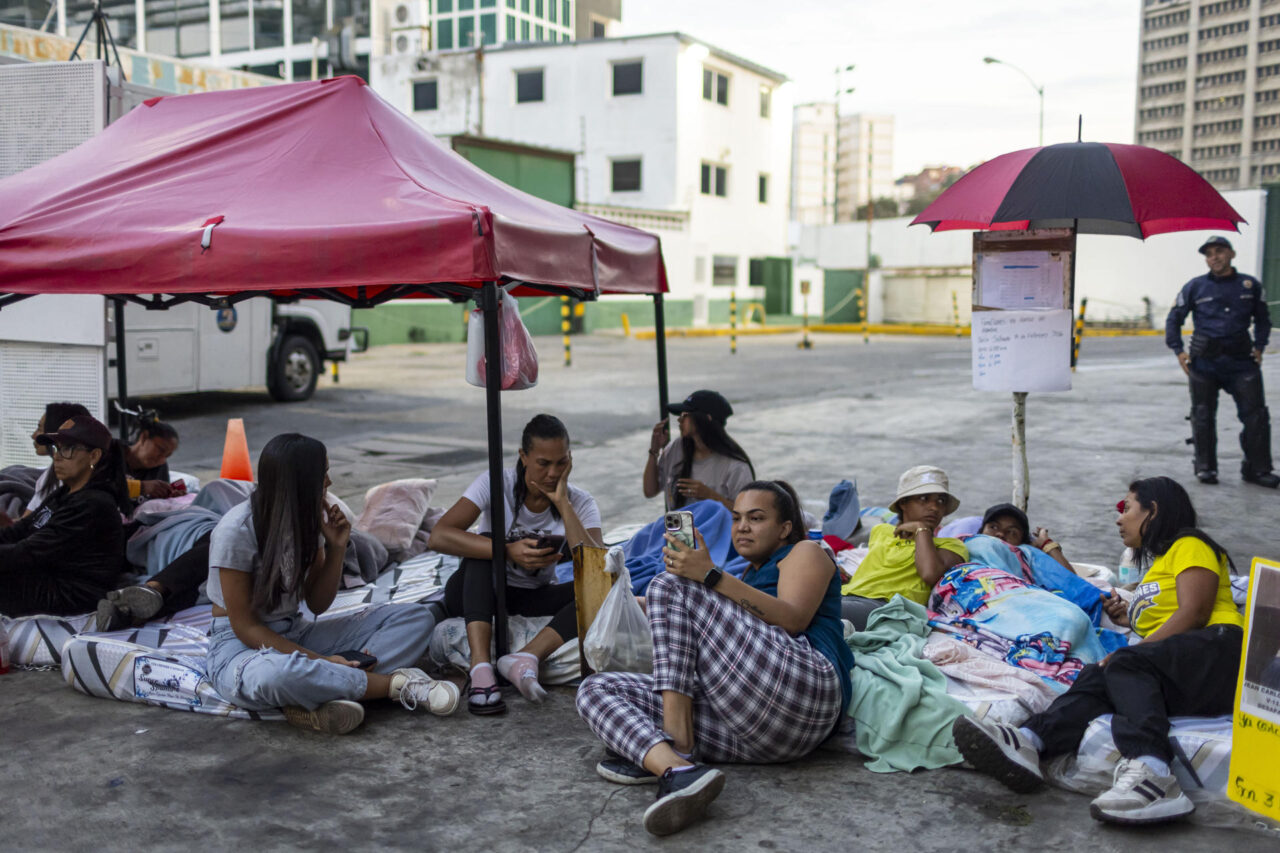 Relatives of political prisoners complete 48 hours on hunger strike in Zone 7 Relatives of political prisoners on hunger strike in Caracas suffer health problems