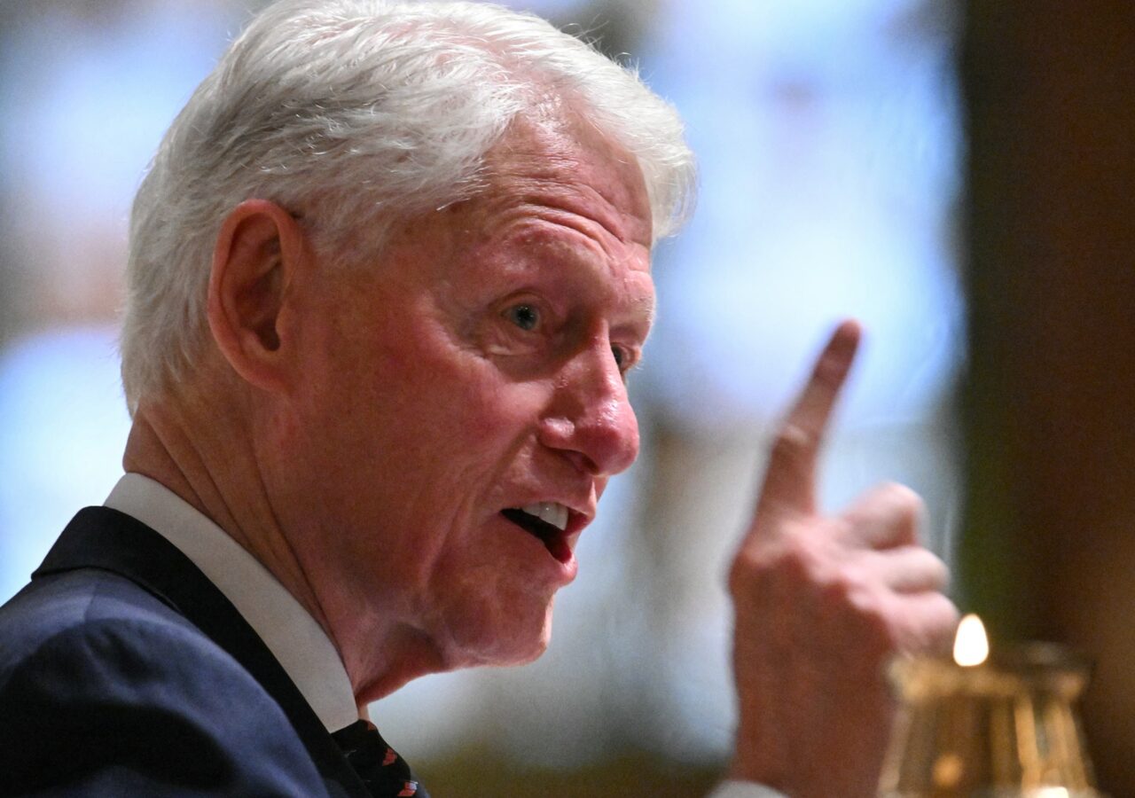 Bill Clinton declara ante el Congreso de EE UU que no sabía de los delitos de Epstein