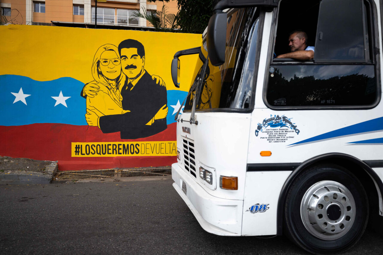 Maduro, dos meses fuera de una Venezuela que ha priorizado la economía sobre la política