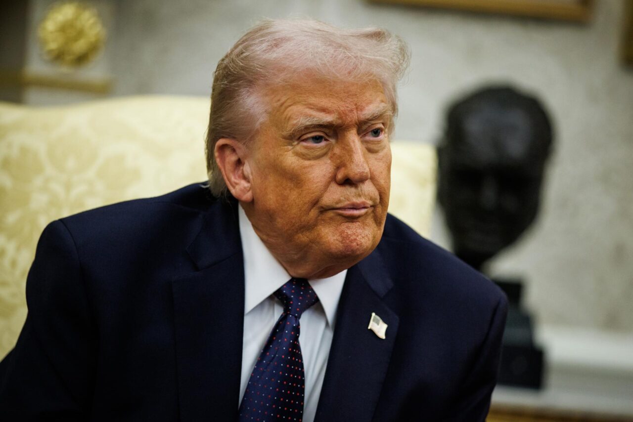 Trump anuncia escolta militar para cruzar Ormuz y seguros "razonables" a las navieras