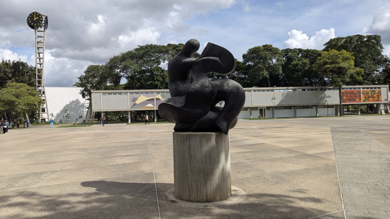 JGM-plaza-del-rectorado-ucv