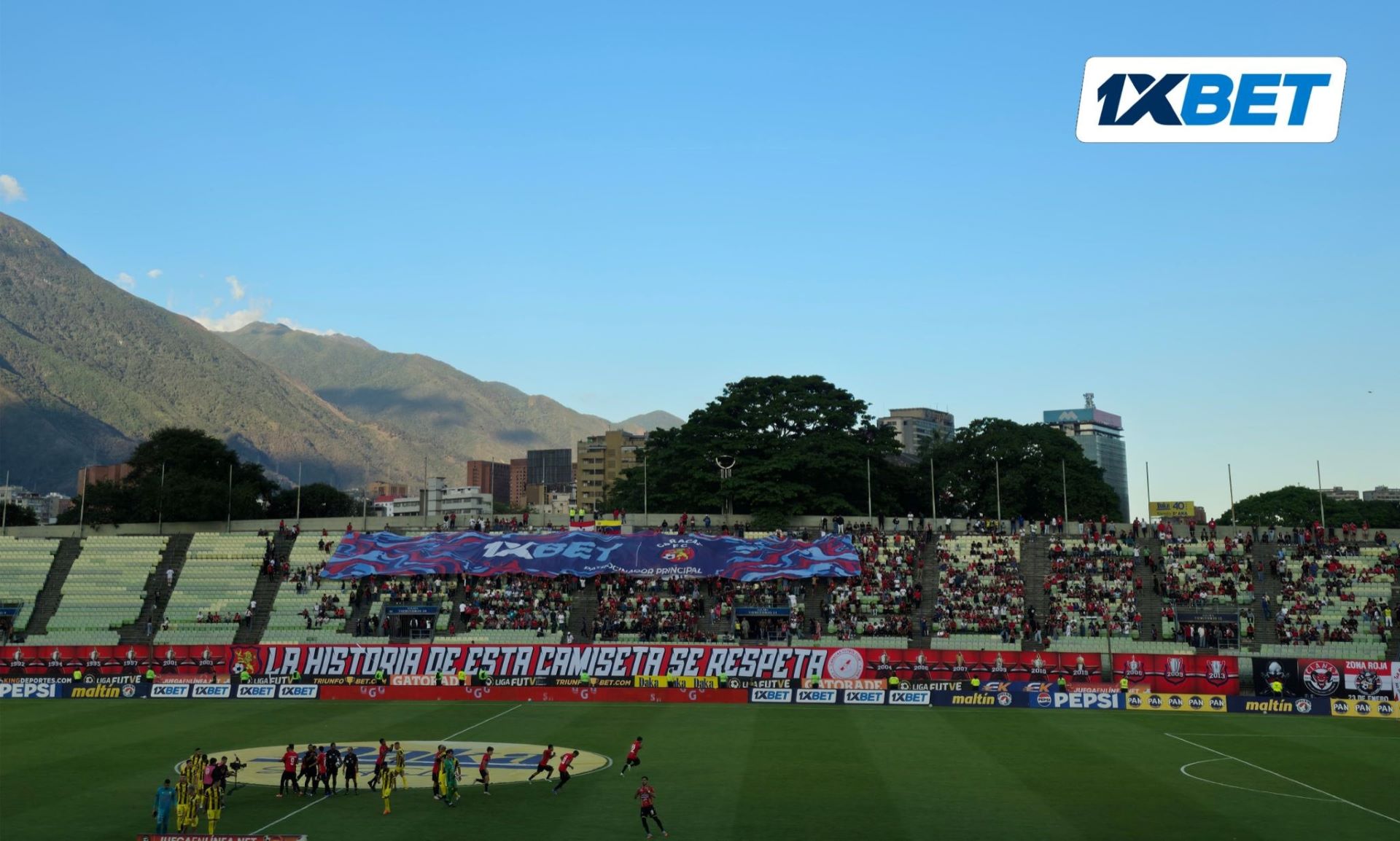 Bandera del tamaño de un edificio de 16 pisos: cómo los fans de Caracas FC apoyaron a su equipo ante Deportivo Táchira