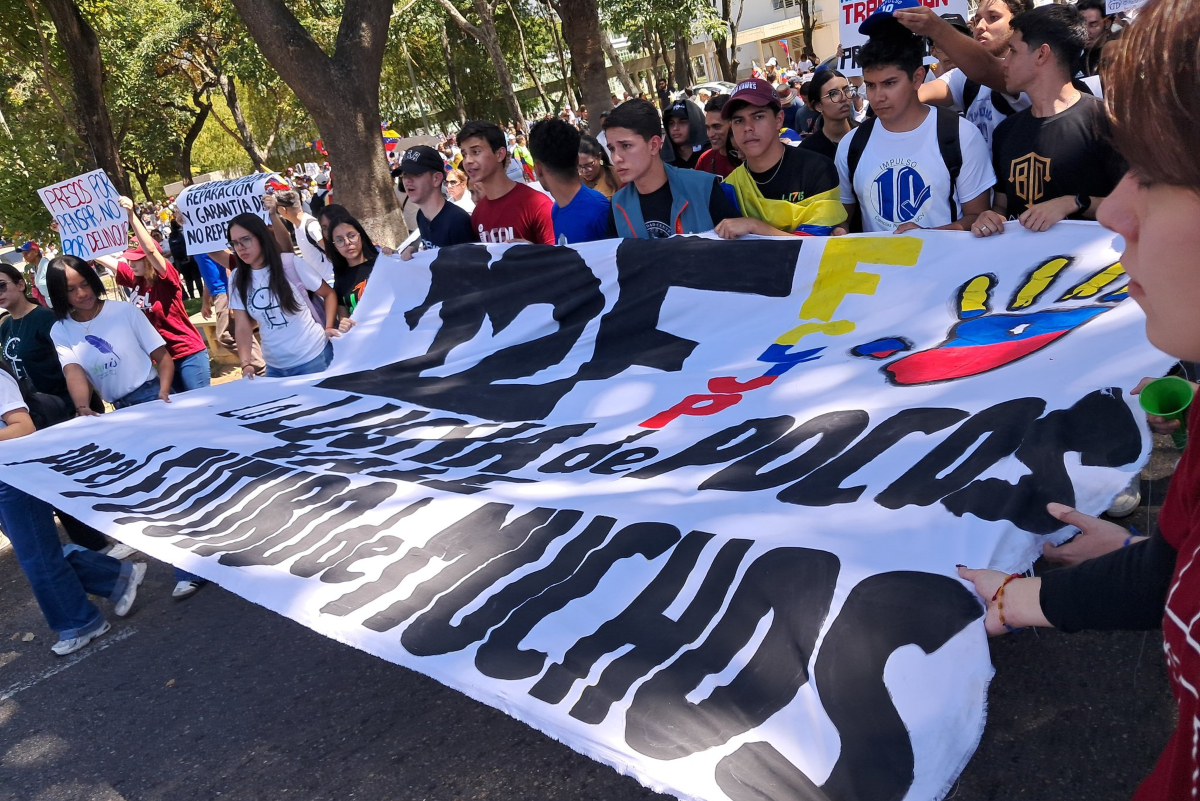 Venezuelan Students Return to Streets Demanding Democracy and Freedom for Political Prisoners
