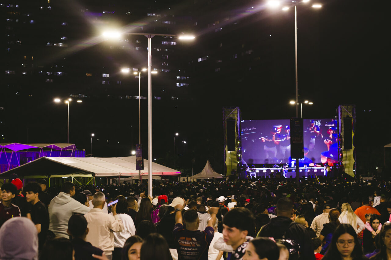 Los fanáticos no se contuvieron al celebrar la victoria de Venezuela en el Clásico Mundial de Beisbol Foto Ezequiel Carías @ezevisual DESTACADA