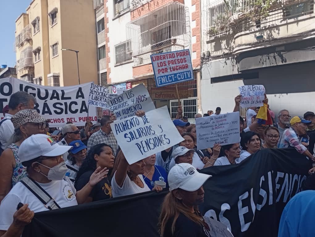 Trabajadores y jubilados protestan por salarios dignos