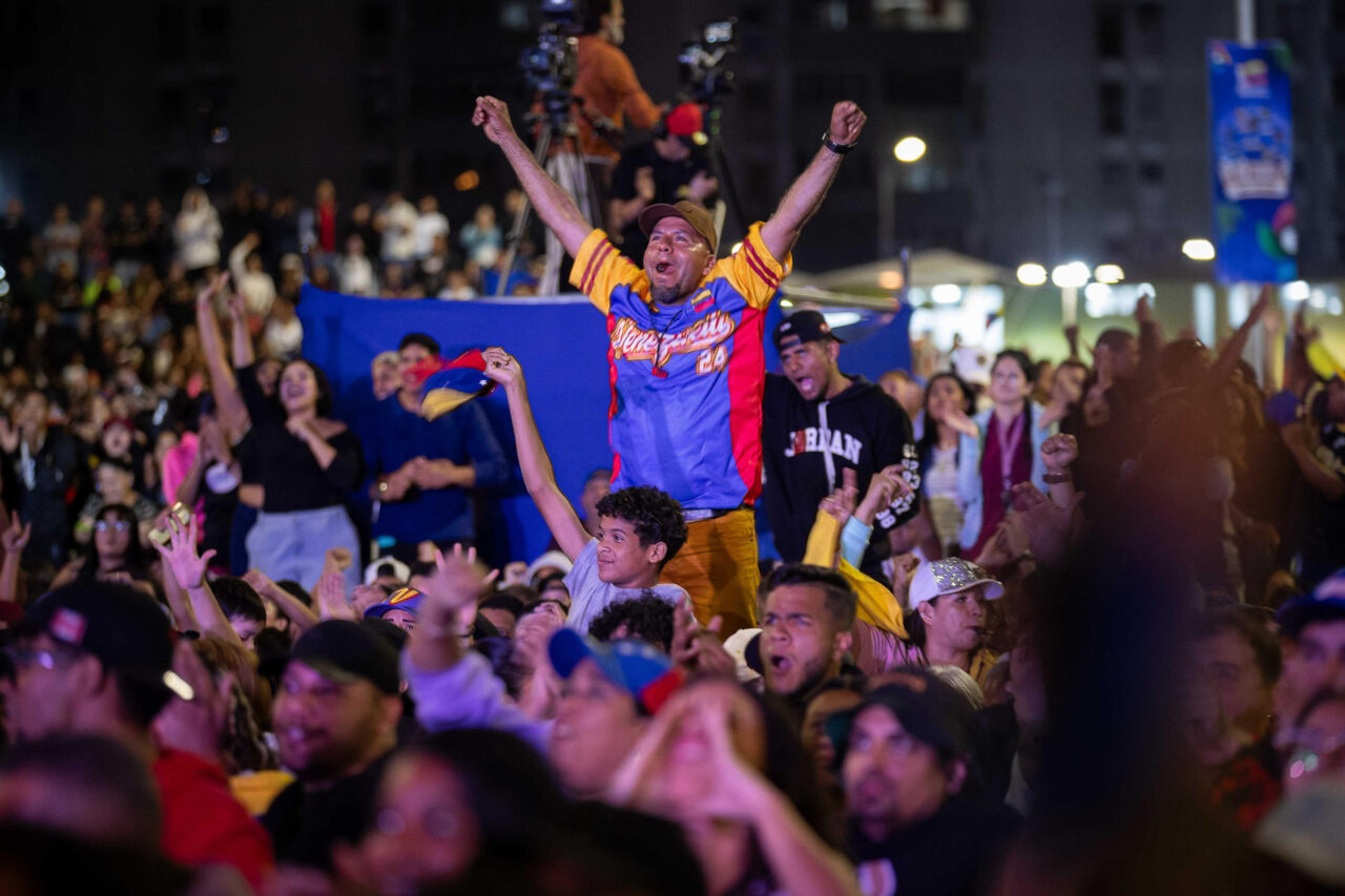 Festejos tras el triunfo de Venezuela ante EEUU en la final del Clásico Mundial de Béisbol