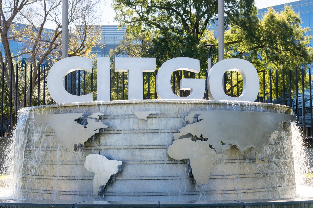 Trump Pressures Oil Companies To Invest In Venezuelan Infrastructure