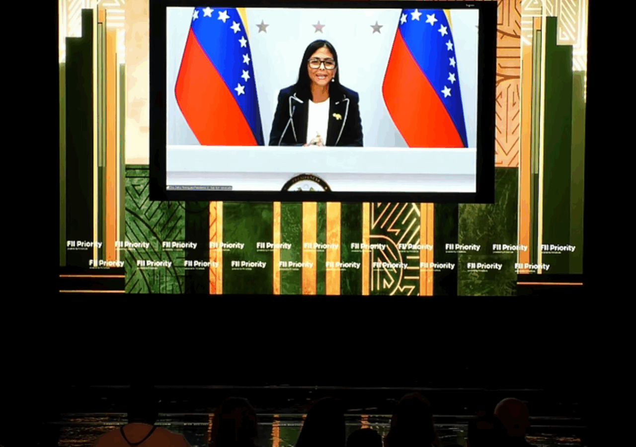 Delcy Rodríguez se desconecta de foro económico en Miami sin responder preguntas