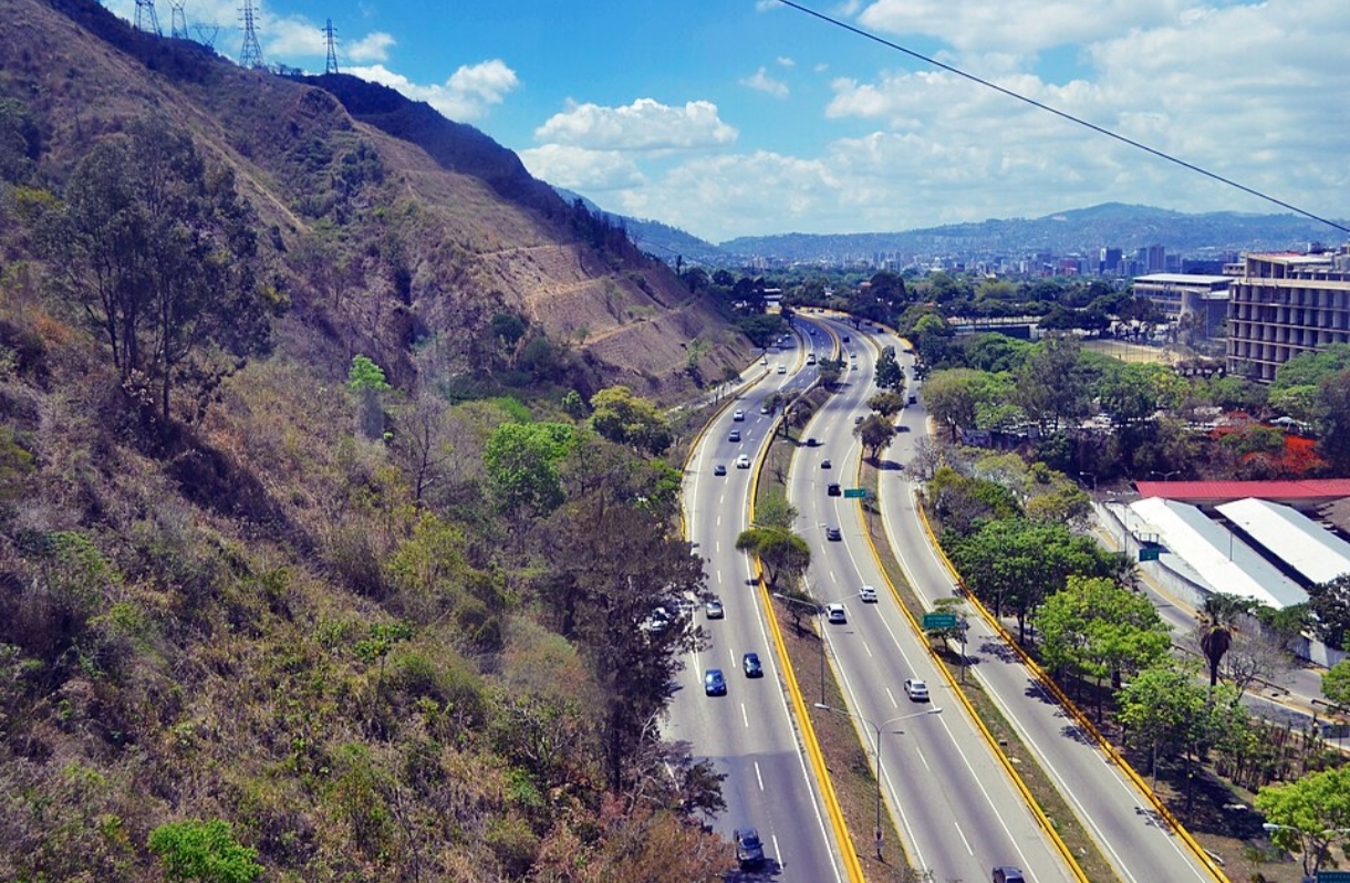Ministerio de Transporte restringe parcialmente circulación en Avenida Boyacá