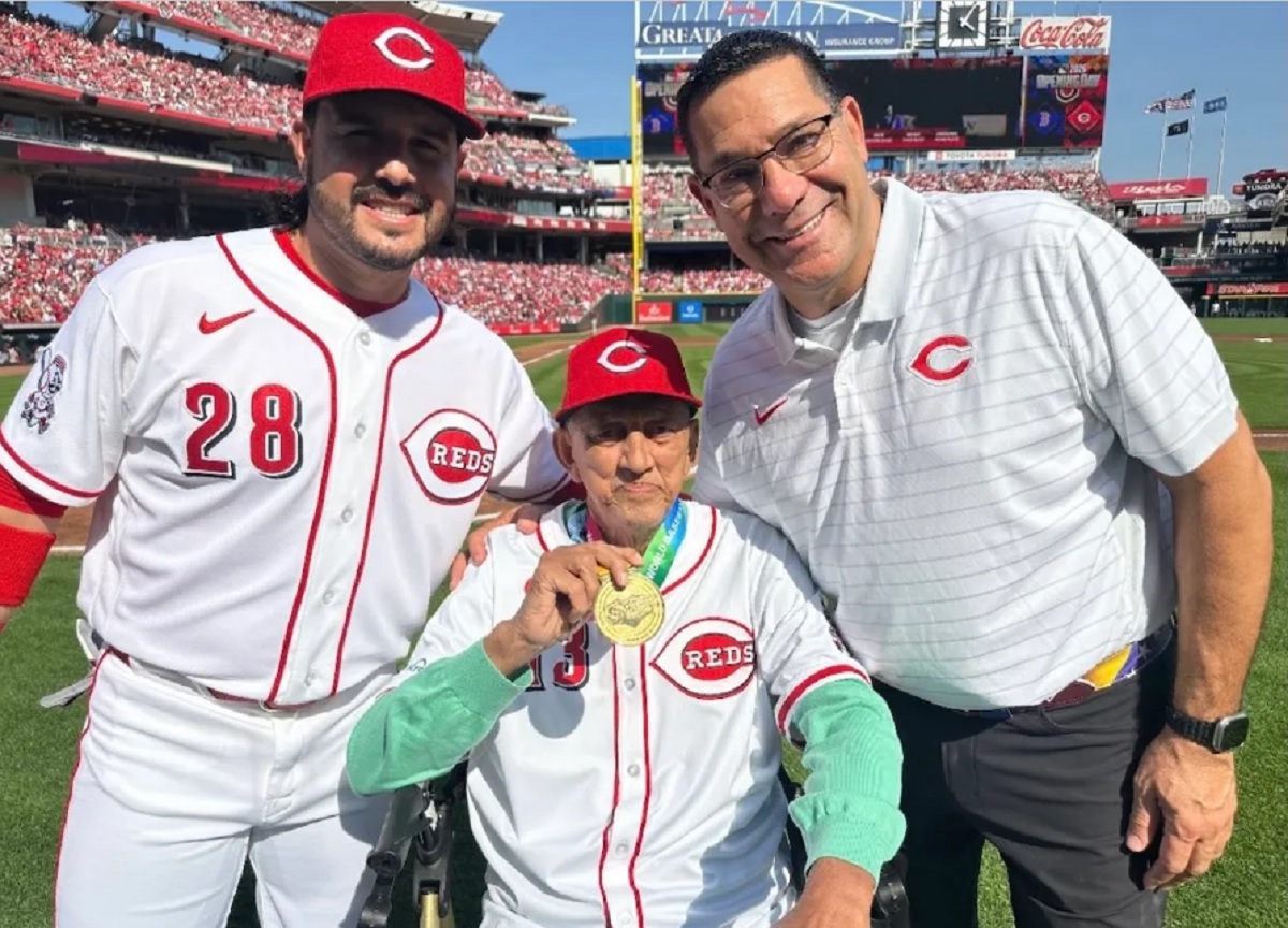 Eugenio Suárez recibió el premio Luis Aparicio de manos de un ovacionado David Concepción