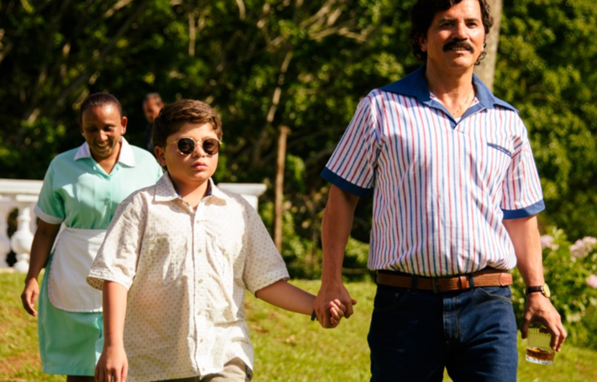 El actor John Leguízamo habla de la experiencia de convertirse en Pablo Escobar en la serie Dear Killer Nannies: Criado por sicarios, de Disney+