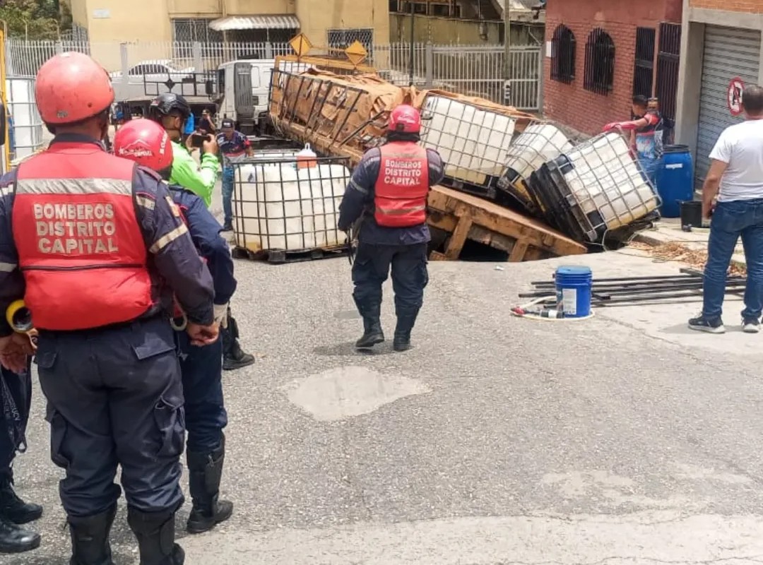 Gandola cayó en un mega hueco en Caracas y provocó un derrame químico