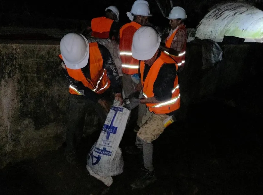 Rescatan a ocho trabajadores que estaban atrapados en el túnel Guamacán en Sucre