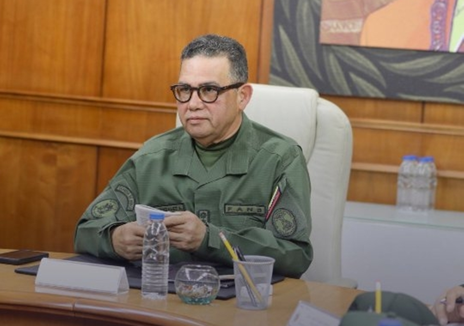 Eliminación de consignas políticas y revisión de escoltas: los primeros cambios de Gustavo González López como ministro de Defensa